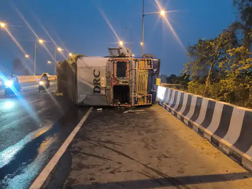 Home Container overturns on National Highway:Â Accident in Shahjahanpur, driver injured; traffic affected